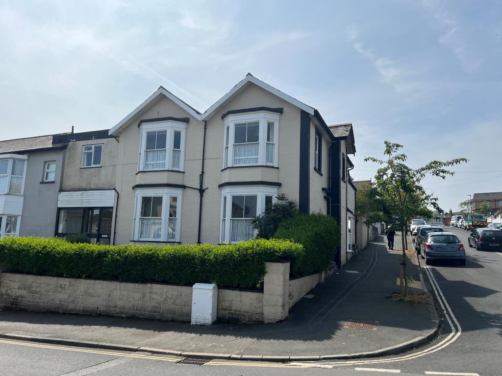 Lot: 85 - TOWN CENTRE SIX-BEDROOM HOUSE WITH POTENTIAL - Front and side view of this freehold town centre building